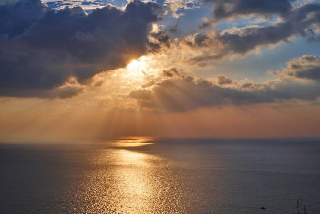 ocean under sunlight